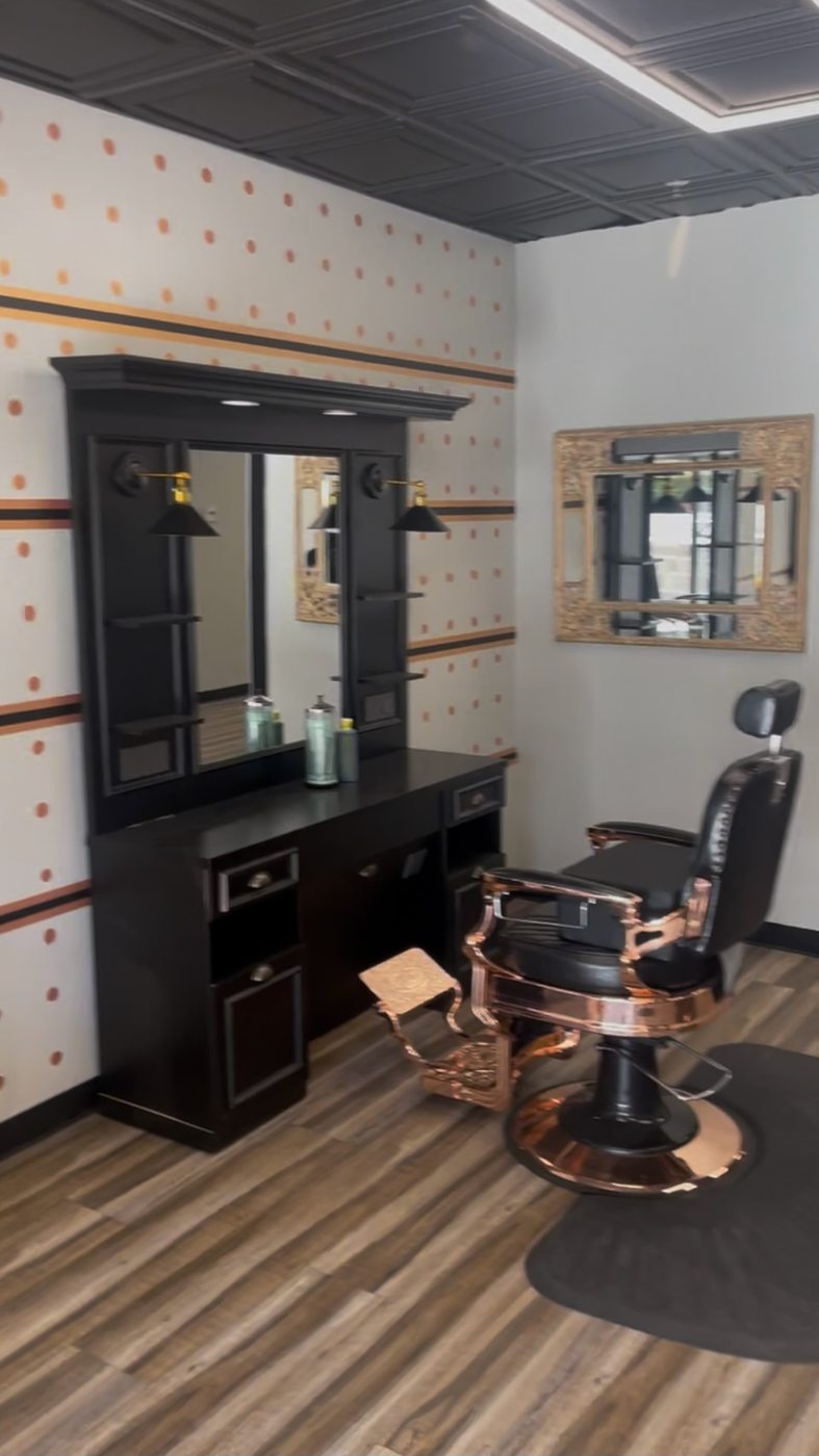 Black mirror station with rose-gold barber chair